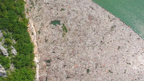 Plastic bottles in a polluted river water Video stock 91944167