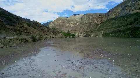 Plastic bottles in a polluted river water. Miscellaneous garbage in a mountain Vídeos de archivo 112535282
