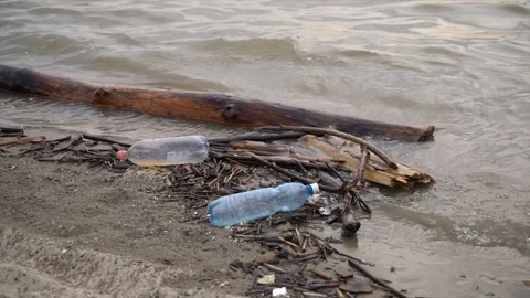 Plastic bottles on the shore 库存影片 107995384