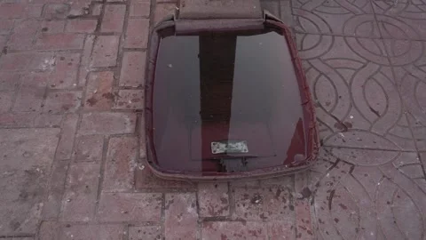 A plastic bowl in a rectangular shape is filled with water. All of this is on a Stockbeeldmateriaal 332708000