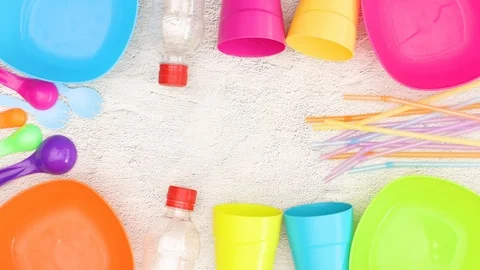 Plastic bows, straws, bottles appear on the table - Stop motion Vídeos de archivo 122266641