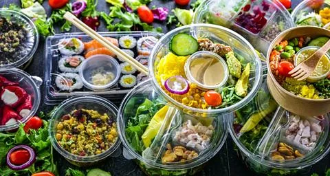 Plastic boxes with pre-packaged meals. Convenience food Foto stock