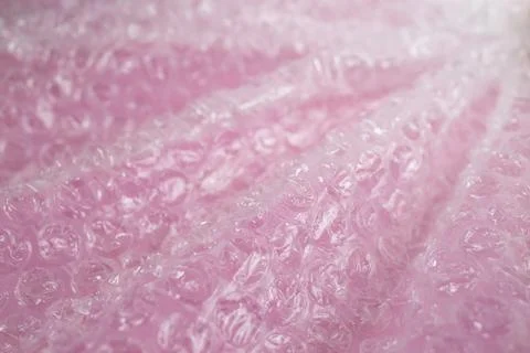 Plastic bubble wrap foil creases and waves on pink background, abstract tex.. Foto stock