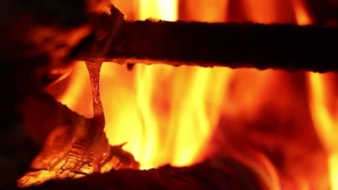 Plastic burning and melting in an open fire place. Vidéo 161694466