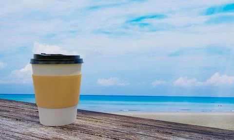 Plastic coffee cup with black plastic mat and lid Place on a wooden floor tab Stock Illustration