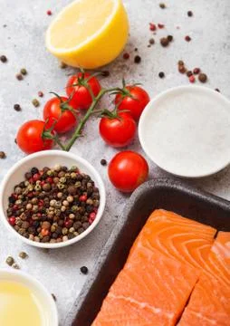 Plastic container with fresh salmon slice with oil tomatoes and lemon Foto stock