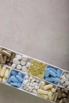 Plastic container with pills on white background Foto stock