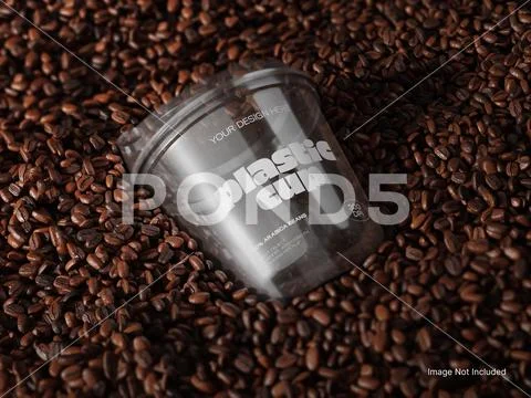 Plastic Cup Mockup on Coffee Beans – Top View Scene Modello PSD