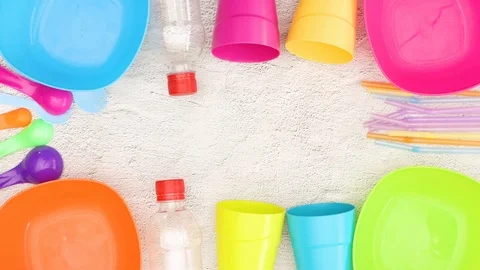 Plastic cups, bows, kitchen supplies and straws moving - Stop motion Vídeos de archivo 122266583