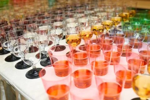 Plastic cups of juice Foto stock