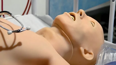 Plastic dummy on a hospital bed with connected life support sensors Видео 222586029