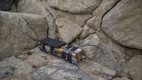 PLASTIC EXPLOSIVES AND DYNAMITE WITH CELL PHONE TRIGGER. Vídeos de archivo 76406839