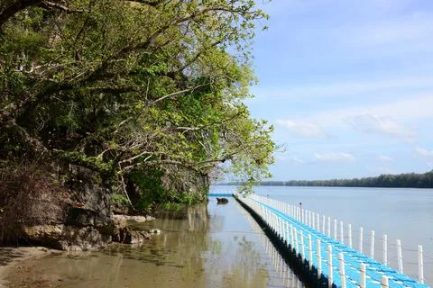 Plastic floating bridge at Khao Bae Na in Hat Chao Mai National Park. Foto stock