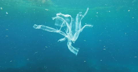 Plastic floating in the ocean 库存影片 120845963