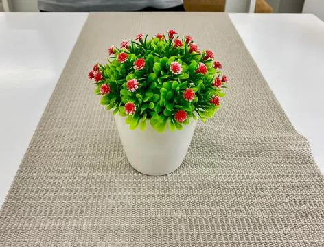 Plastic flower decoration on the dining table Foto stock