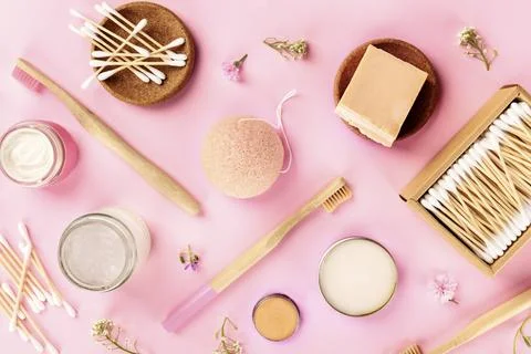 Plastic-free, zero waste cosmetics, flat lay on a pink background. Bamboo 스톡 사진