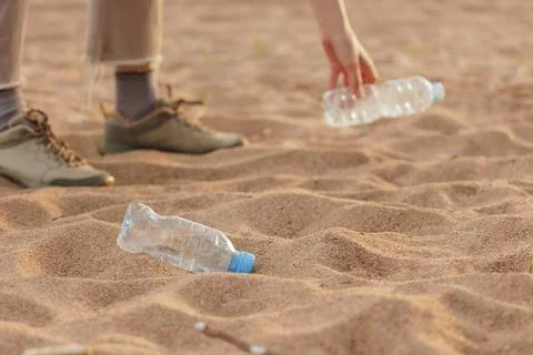 Plastic garbage on the beach, environmental pollution. climate change and global Foto stock