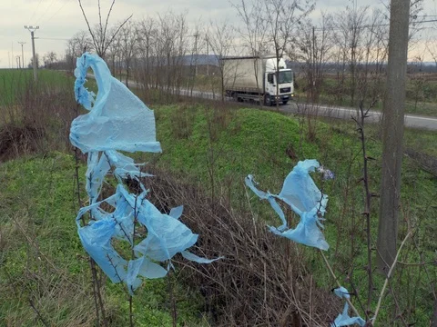Plastic garbage at the road 库存影片 83878507