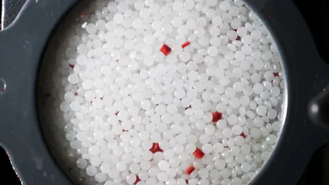 Plastic granules on extruder for making plastics on extrusion manufactory Vídeo Stock 111061464