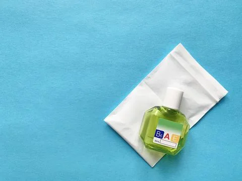 Plastic green bottle with packaging on a blue Foto stock