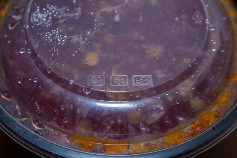 Plastic lid on a pot with cooked vegetables and condensation droplets Stock-Fotos