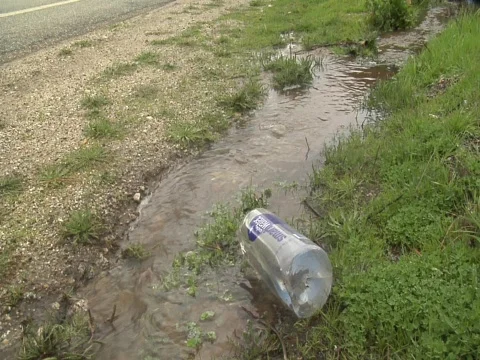 Plastic litter on the roadside. Video stock 609804