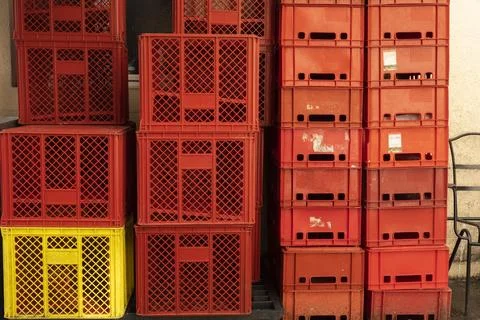 Plastic mesh box for vegetables and fruits. Plastic boxes for transporting Foto stock