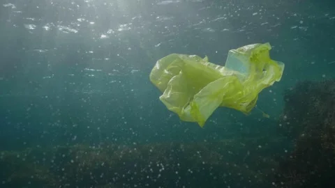 Plastic in the Ocean slow motion. Cinema High Quality footage. 4K Vidéo 131209497
