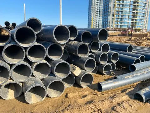 Plastic or polypropylene or polyethylene pipes, stack of round white profiles Foto stock