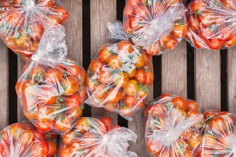 Plastic packed organic cherry tomatoes for sale on a Dutch farm Foto stock