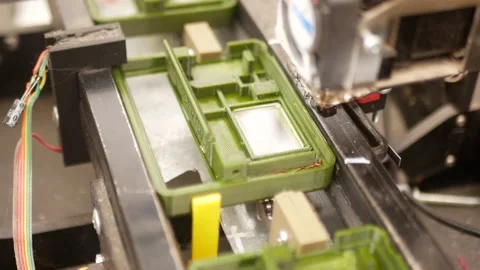 The plastic part moves on a conveyor and is filled with hot plastic Vidéo 302541073