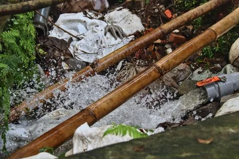 A plastic pipe that emits a very large discharge of fresh water. Foto stock