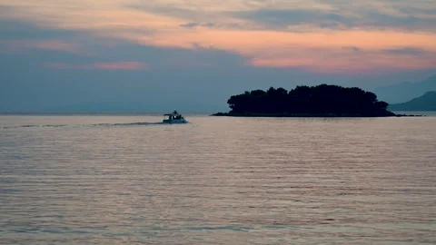 Plastic pollution and garbage floating in the sea, filmed with underwater camera 库存影片 343248371