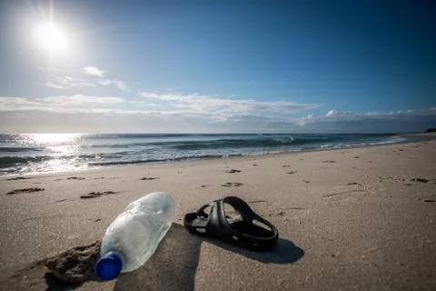 Plastic pollution laying on the beach. Foto stock