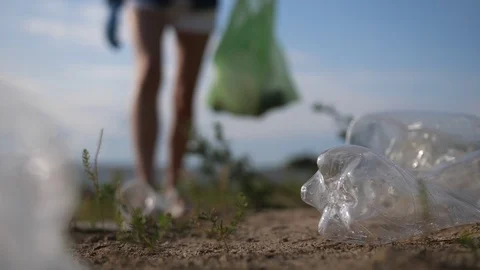 Plastic pollution of nature. Volunteer picking up trash on the beach. 4K Slow Mo Stock-Footage 117846473