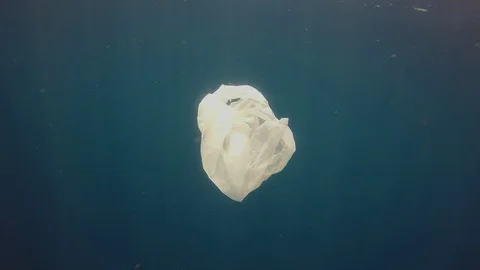 Plastic pollution in ocean Vídeo Stock 104802924