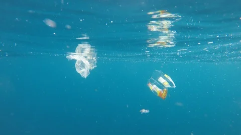 Plastic pollution in ocean Vídeos de archivo 107348005