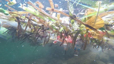 Plastic pollution in ocean Vídeos de archivo 111340128