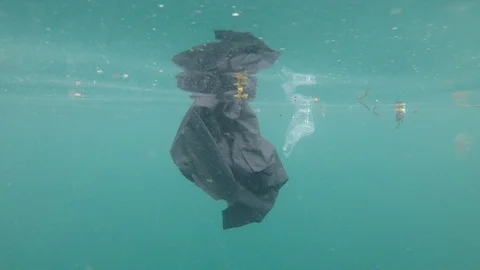 Plastic pollution in ocean Vídeos de archivo 111422875