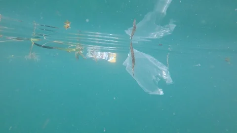 Plastic pollution in ocean Vídeo Stock 112379830