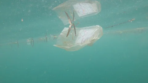 Plastic pollution in ocean Stockbeeldmateriaal 115689929