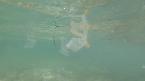 Plastic pollution in ocean Vídeo Stock 116015582