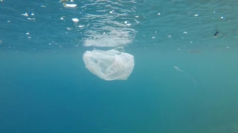 Plastic pollution in ocean Stockbeeldmateriaal 120222799