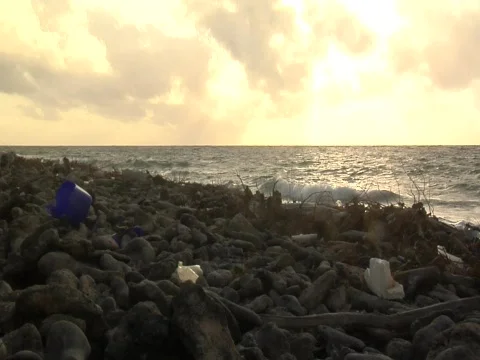 Plastic pollution on a rocky beach Stock-Footage 584812