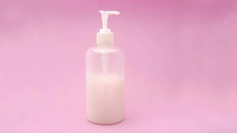 Plastic pump bottle containing shampoo and or conditioner  Fotos de archivo