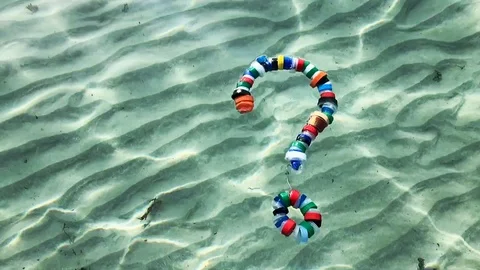 Plastic Question Mark Floating in the Sea Vídeos de archivo 93810955