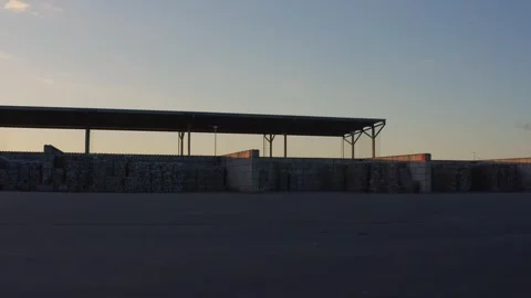Plastic Recycling Facility Storage Area with Stacked Waste Material Bales Vidéo 331166697