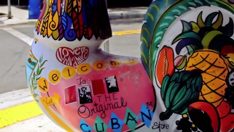 Plastic rooster sculpture settled in front of the souvenir shop. Видео 152953217