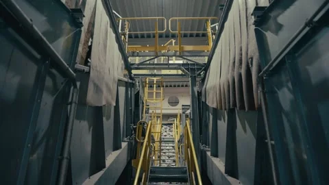 Plastic Sorting Facility Conveyor Belt Moving Recyclable Materials Forward 库存影片 331166508