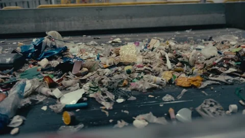 Plastic Sorting Facility Conveyor Belt Carrying Mixed Recyclable Waste 库存影片 331166516